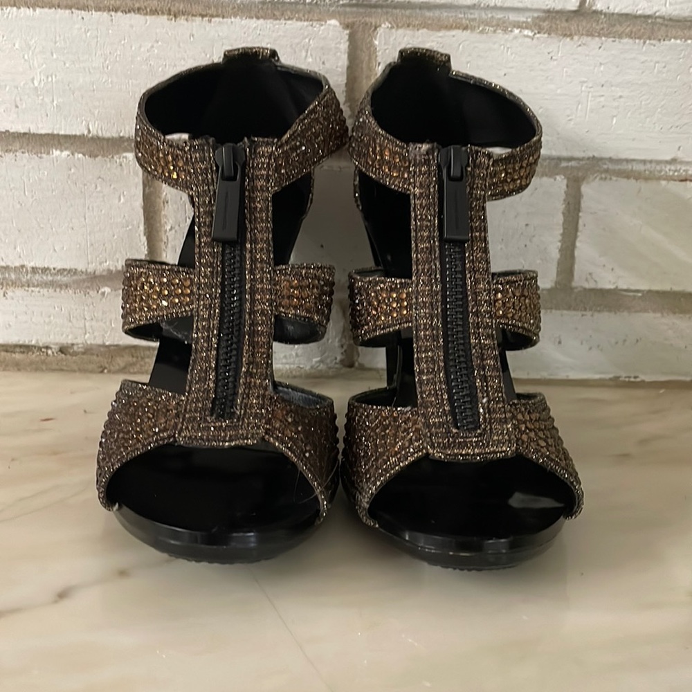 Micheal Kors Gold and Black heels Size 7 1/2